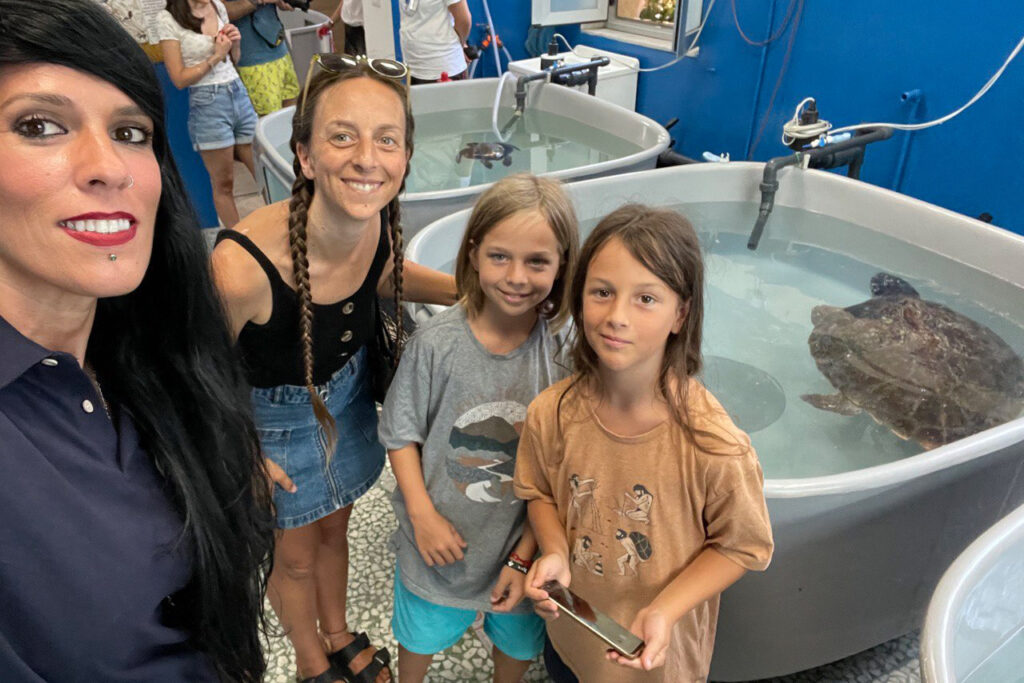 Turisti in visita al Centro Recupero Tartarughe Marine di Brancaleone
